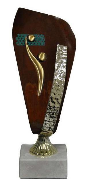Trofeos Artesanales en Laton Voley. Con detalle en laton en rojo 