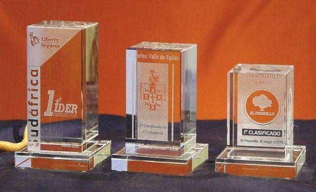 Trofeo Bagisu Torre Rectangular Cristal 