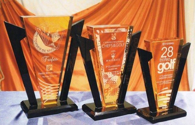 Trofeo Bamileke Triangular Amarillo 