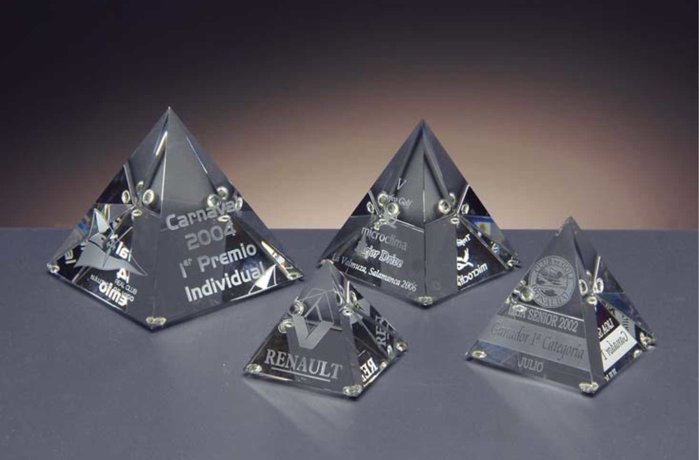 Trofeo Borana Pirámide Cristal 