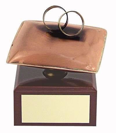 Trofeo aniversario cojín con anillos 