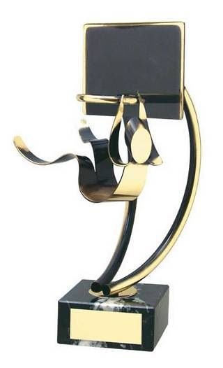 Trofeo baloncesto jugador colgado canasta 