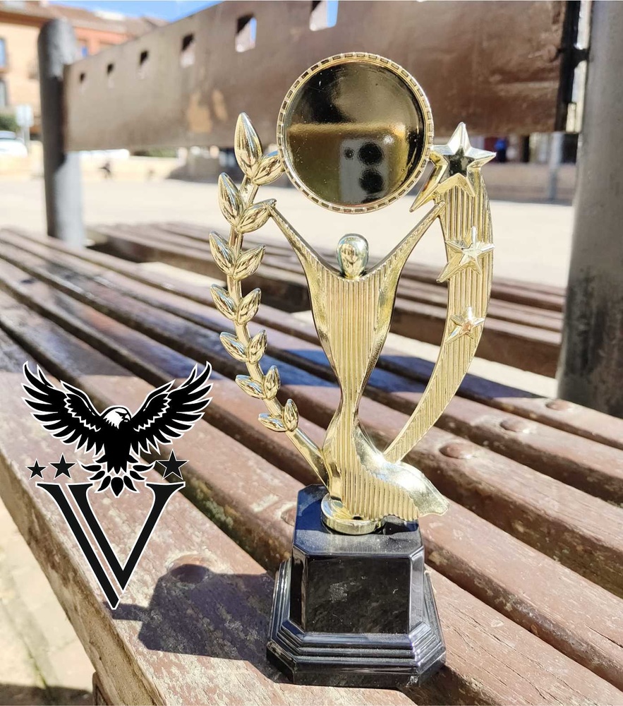 Trofeo personalizable para cualquier deporte en dorado o plateado 23 cm de alto 