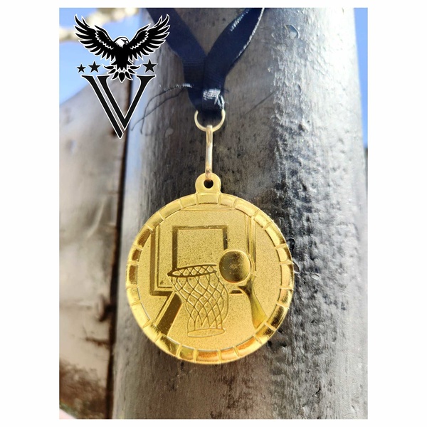 Medalla deportiva para baloncesto en acabado oro 