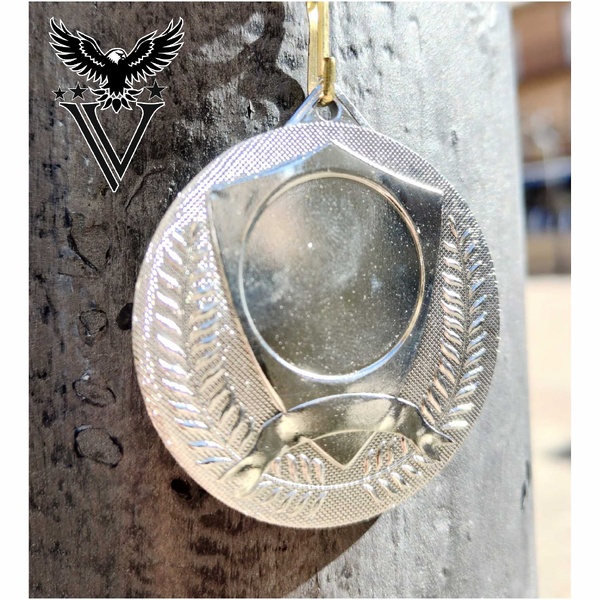 Medalla escudo de 50 mm Ø en tres acabados + de 300 unidades Plata 50 mm Ø 50 mm Ø Hasta 300 unidades Plata 