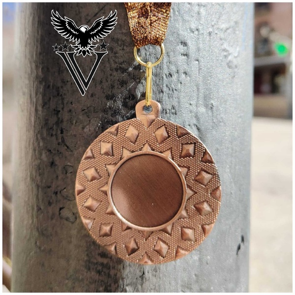 Medalla metálica rombos disponible en 3 acabados Hasta 300 unidades Bronce 50 mm Ø 50 mm Ø Bronce + de 300 unidades 
