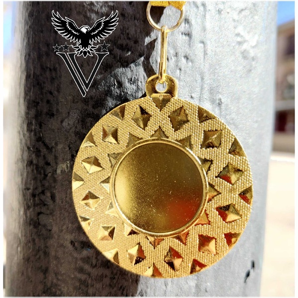 Medalla metálica rombos disponible en 3 acabados Hasta 300 unidades Oro 50 mm Ø 50 mm Ø + de 300 unidades Oro 