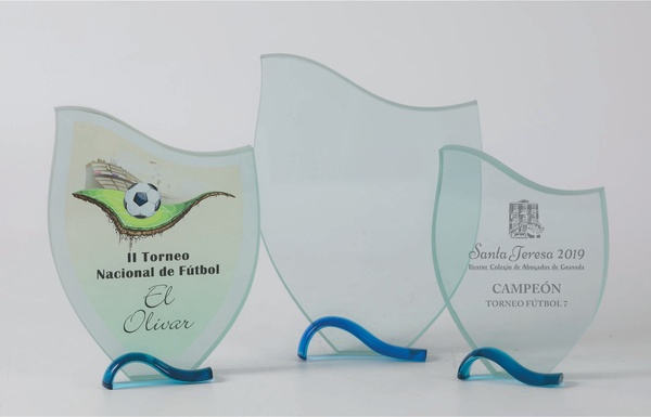 Trofeo de cristal transparente con detalle en azul escudo 