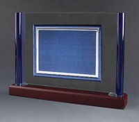 Placa conmemorativa cristal azul y madera