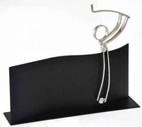 Trofeo Artesanal Laton plateado para Golf sobre soporte rectangular negro.