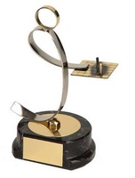 Trofeo ajedrez jugador negro y dorado
