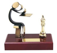 Trofeo ajedrez peana madera