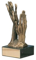 Trofeo alegórico manos