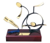 Trofeo atletismo triatlón peana madera