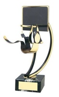 Trofeo baloncesto jugador colgado canasta