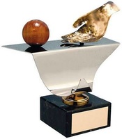 Trofeo bolos mano tirando bola