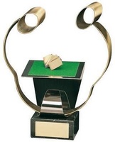 Trofeo cartas tapete y jugadores en latón