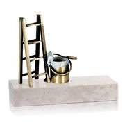 Trofeo escaleras y pintura