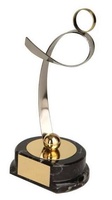 Trofeo fútbol dorado y plateado futbolista
