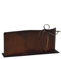 Trofeo jugador de dardos realizado en metal de forma rectangular