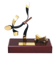 Trofeo karate latón peana madera