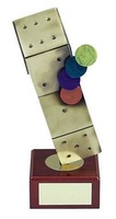 Trofeo parchís peana madera