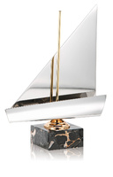 Trofeo plateado de barco velero