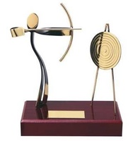Trofeo tiro con arco peana madera