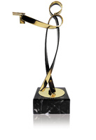 Trofeo tiro con pistola de laton