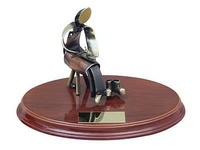 Trofeo zapatero peana madera