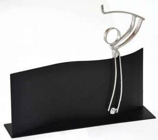 Trofeo Artesanal Laton plateado para Golf sobre soporte rectangular negro. 
