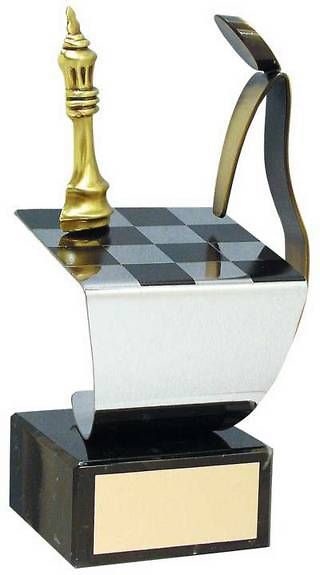 Trofeo ajedrez jugador y tablero 