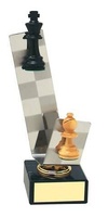 Trofeo ajedrez tablero y piezas