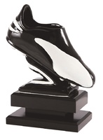 Trofeo bota negra con detalle blanco disciplina Futbol.