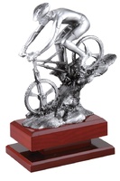 Trofeo de Ciclismo montaña en resina con acabado en plata.